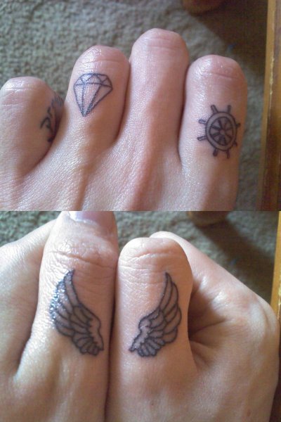 Мелкие тату на пальце иголкой