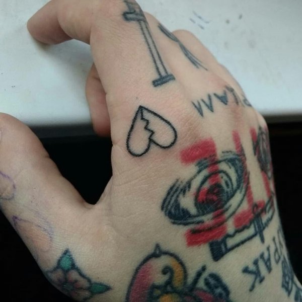 Тату иглой без машинки