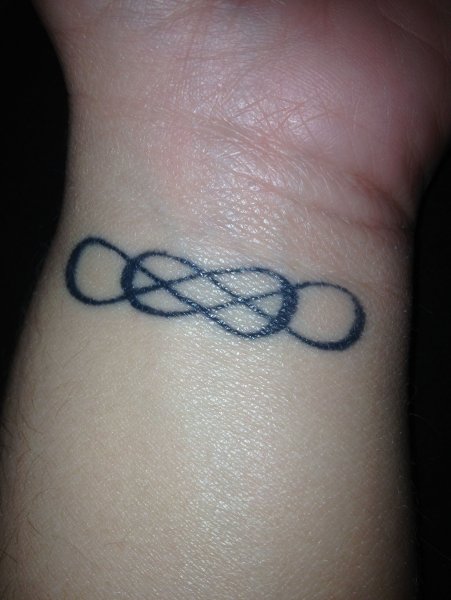 Двойная бесконечность на запястье