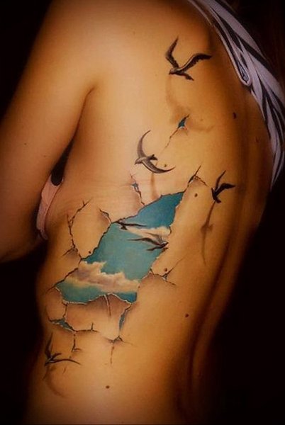 Необычные тату на боку