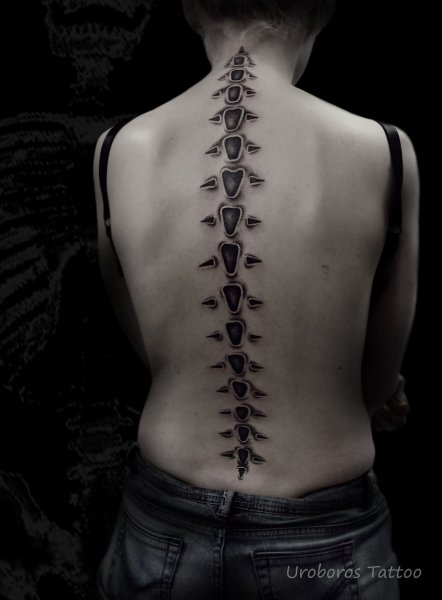 Тату на позвоночнике сверху