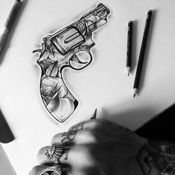 Тату Чикано револьвер