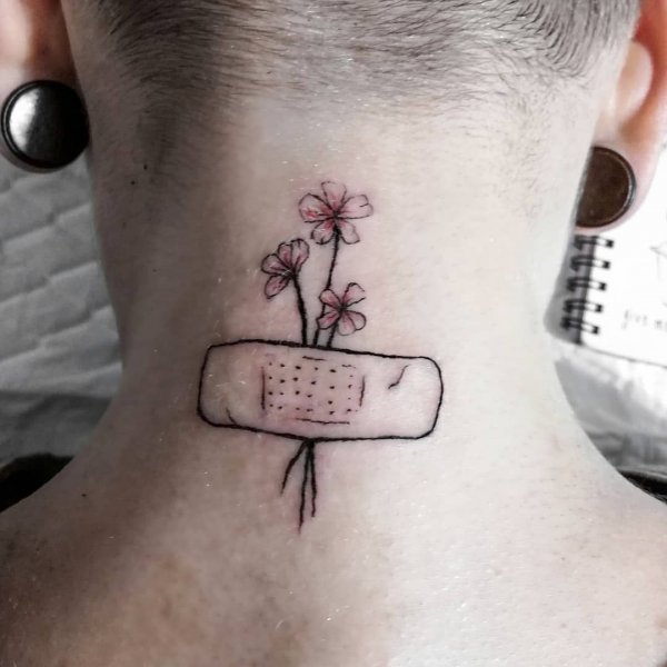 Цветы под пластырем тату