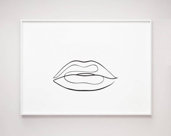 Губы одной линией