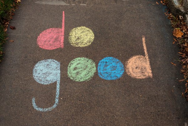 Рисуем мелками на асфальте
