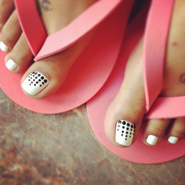 Педикюр в горошек