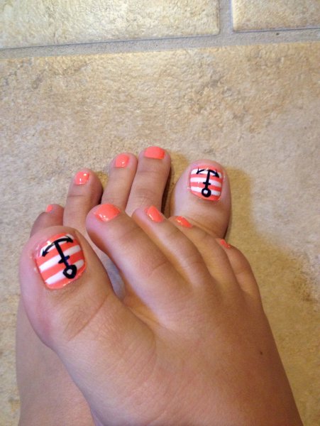 Ноги на крашеные ногти