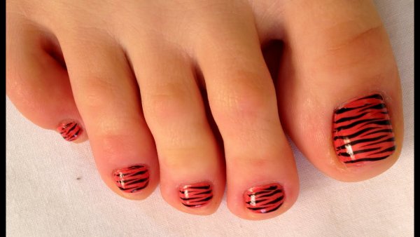 Полосатые ногти на ногах