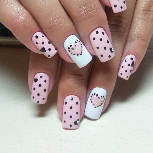 Красивый маникюр в горошек
