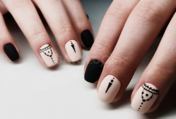 Легкий черно бежевый маникюр