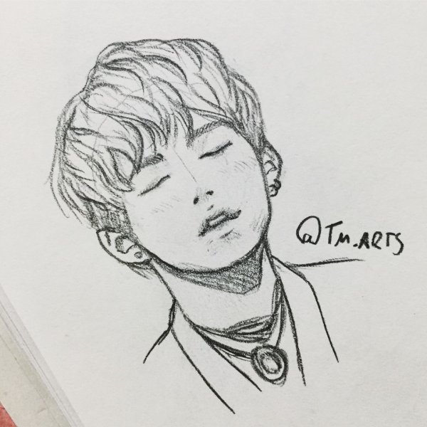 БТС Шуга карандашом