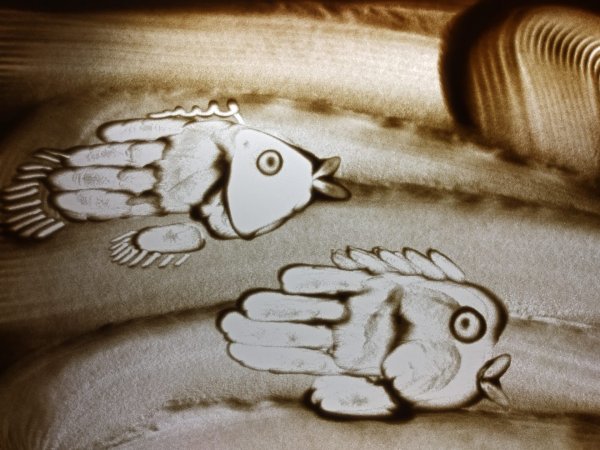 Рисование песком на световых столах для детей