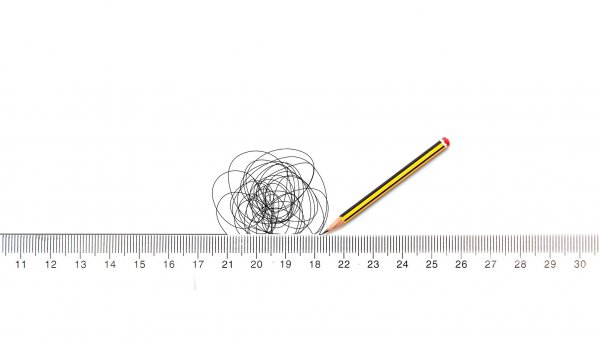 Линейка и карандаш на прозрачном фоне