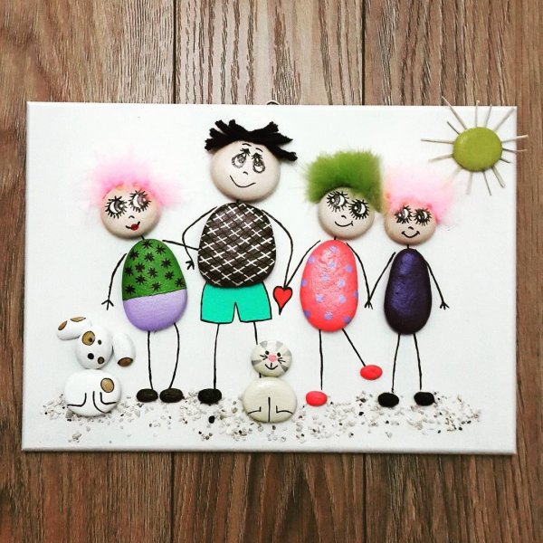 Поделка из камней семья