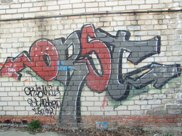 Надписи баллончиком на стене