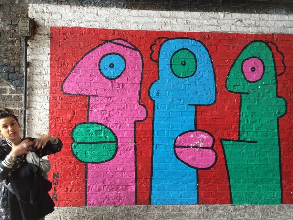 Простые граффити на стенах