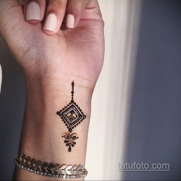 Мехенди на запястье