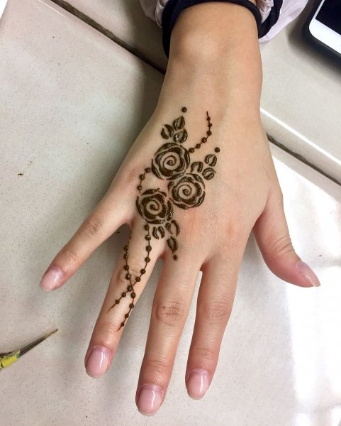 Мехенди на руке маленькие