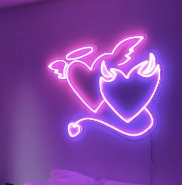 Неоновое сердце на стене