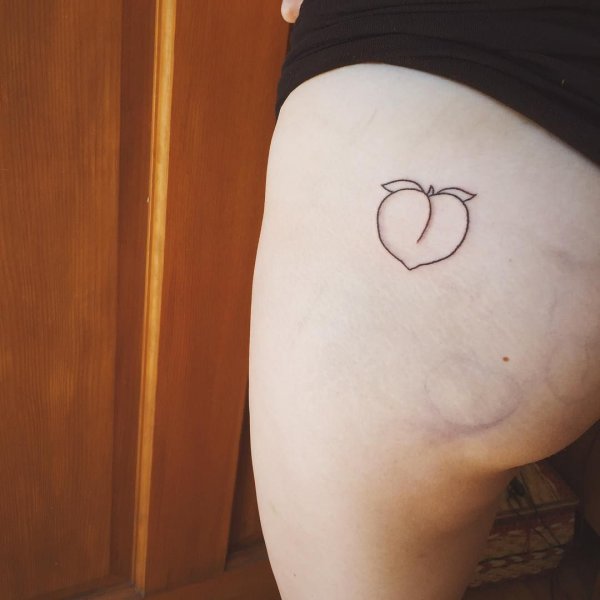 Маленькая тату персик