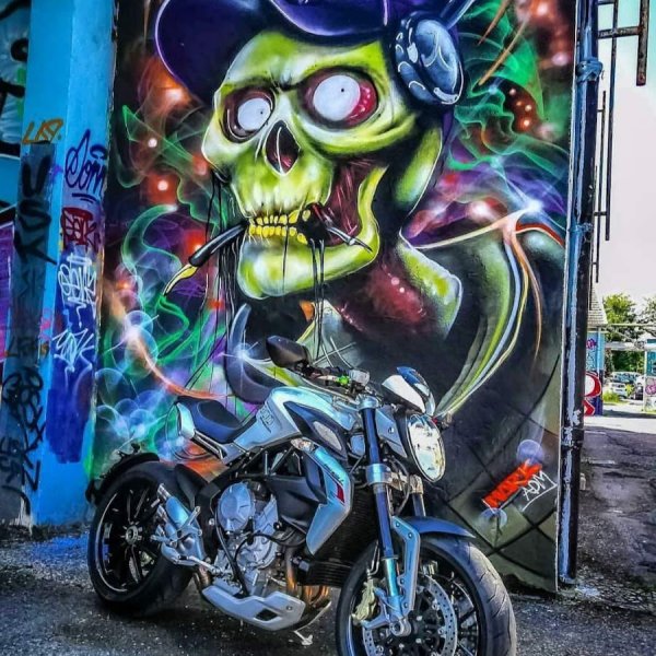 Стрит арт мото