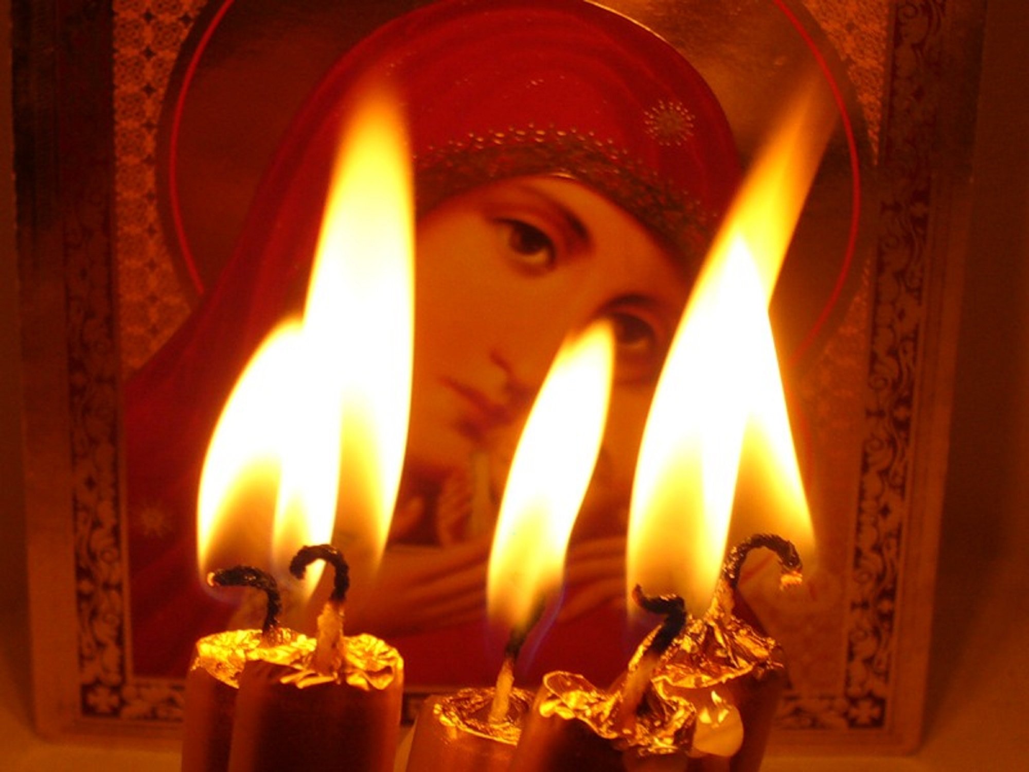 свеча поминальная горящая фото