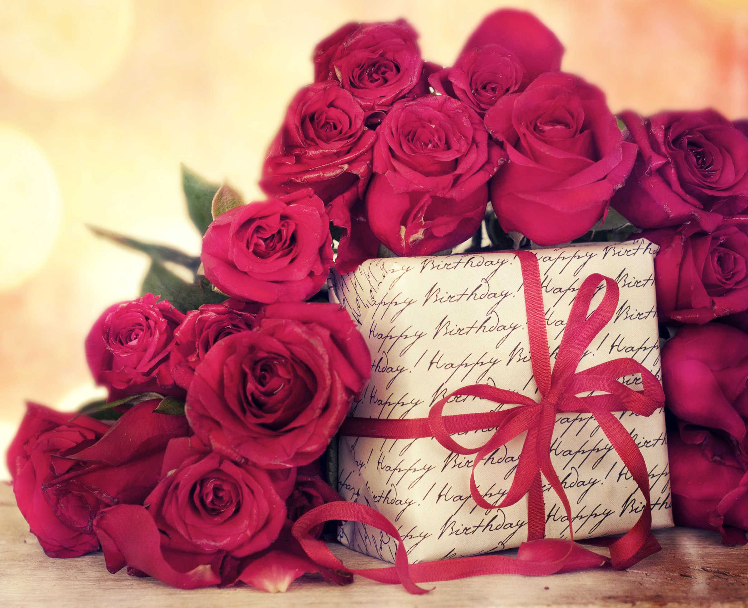 Подарок с поздравлением 45 женщине. Букет "день рождения". Букет цветов «день рождение». С днём рождения цветы букеты. Букет роз с днем рождения.