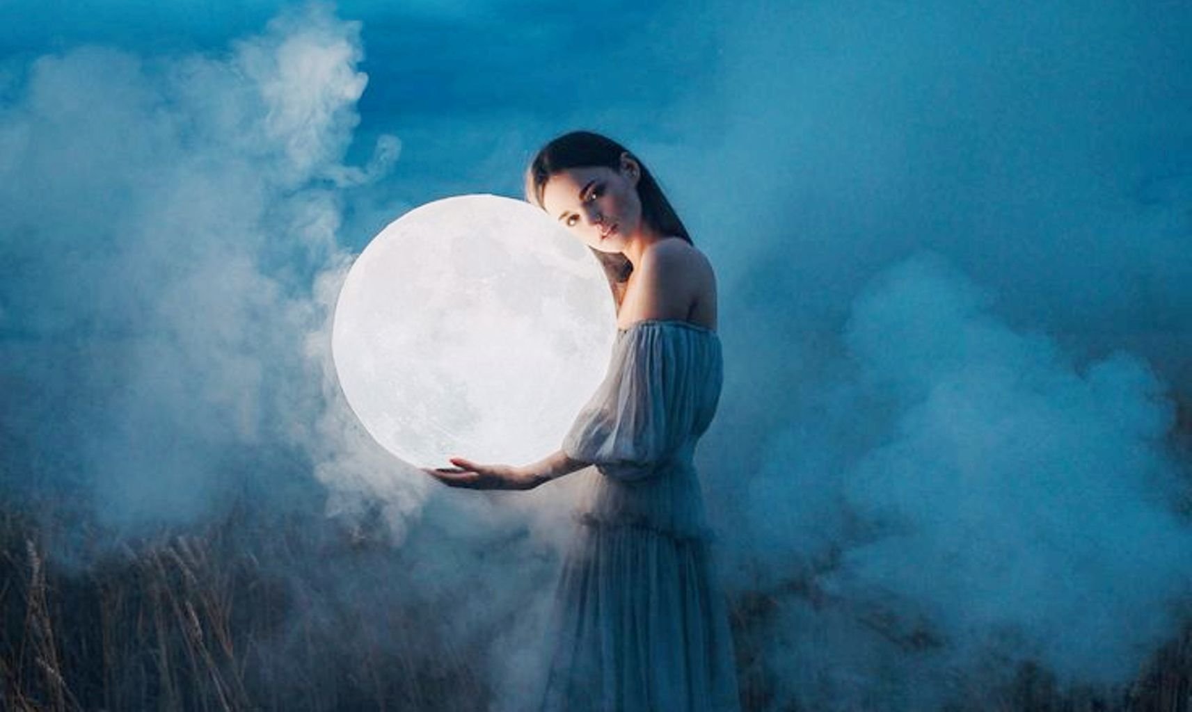 Новолуние слушать. Лунная девушка. Девушка-Луна. Фотосессия с луной. Девушка с луной в руках.