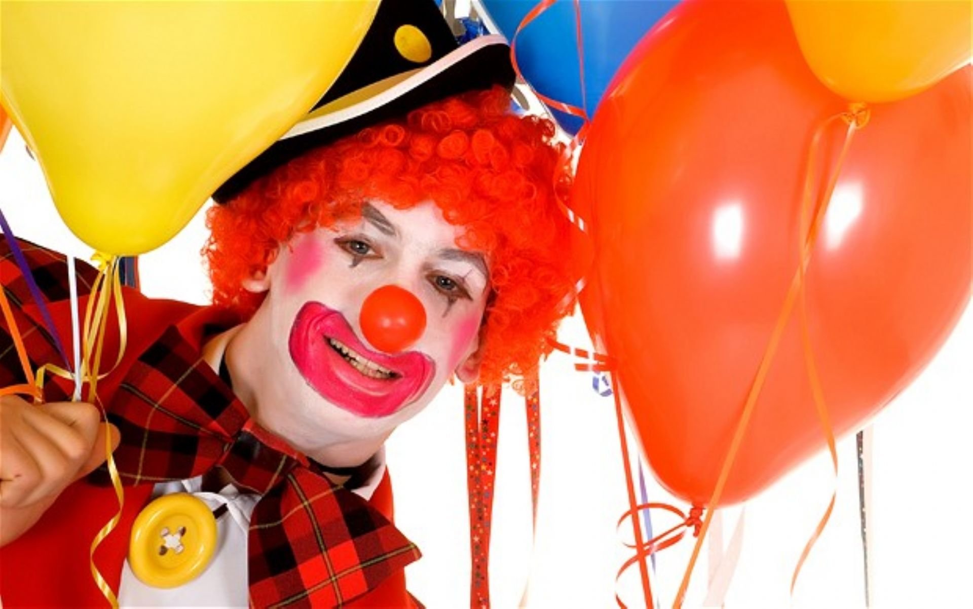 Поздравить аниматоров. Клоун. С днем рождения клоун. Аниматор клоун. Клоун на детском празднике.