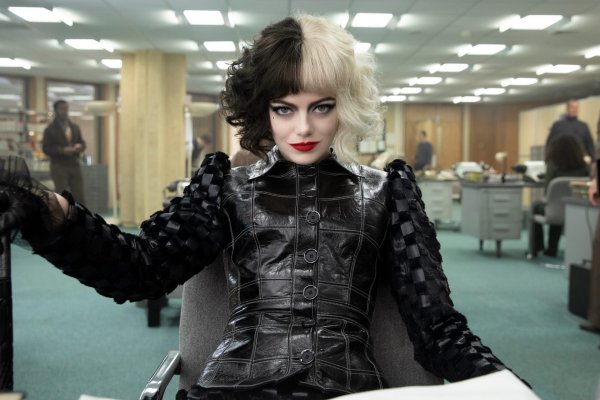 Эмма Стоун в роли Круэллы