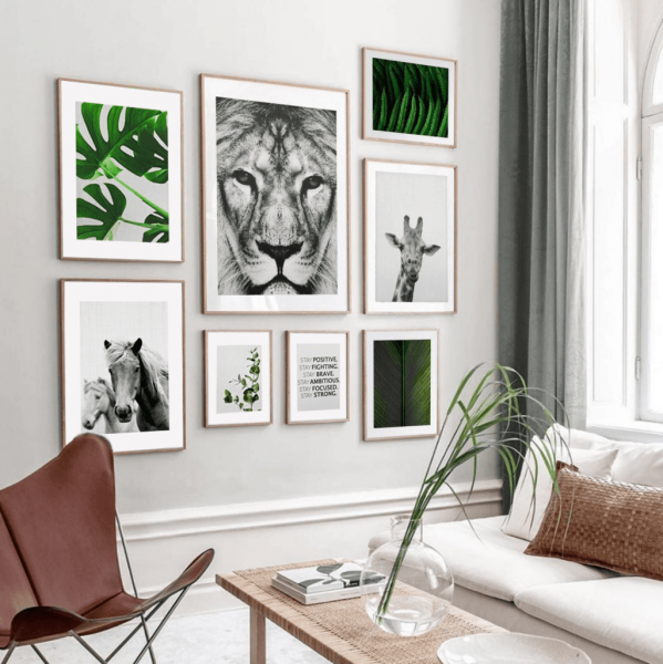 Постеры на стене в Сканди интерьере