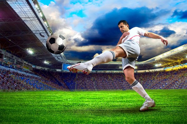 Футбольное поле с футболистами