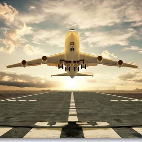 Самолет над взлетной полосой