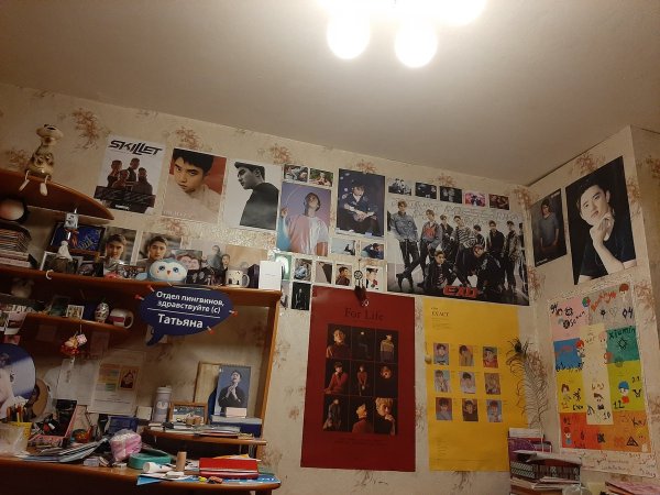 Как повесить плакат на стену не повредив его