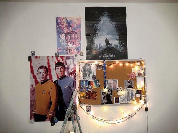 Повесить плакат