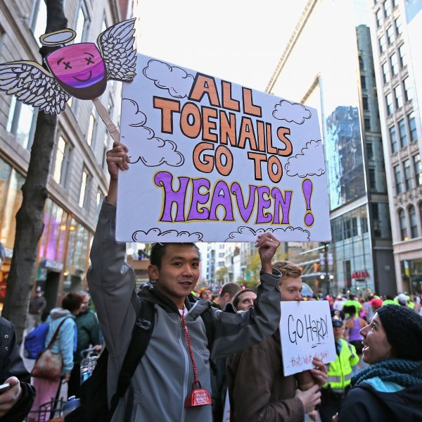 Человек с плакатом поддерживает