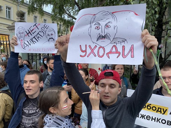 Голый демонстрант с плакатом