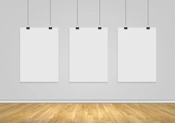 Плакат висит на стене