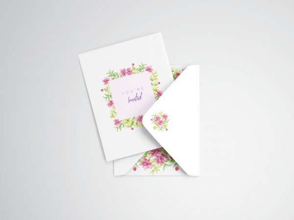 Открытка в руке мокап