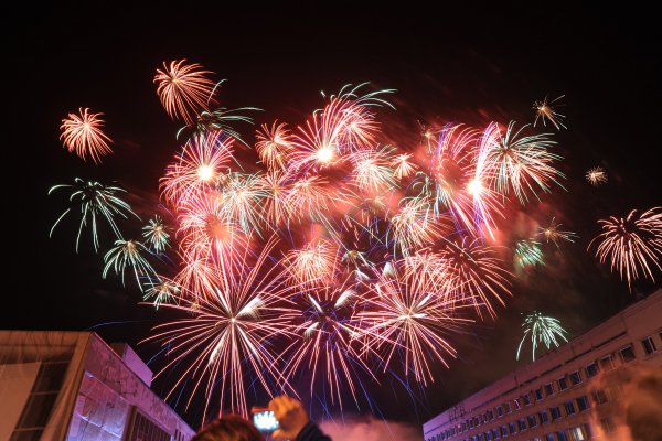 Торт с салютом