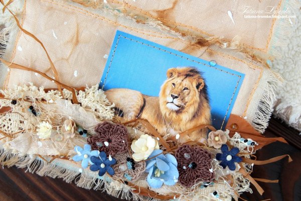 Лев в праздничном колпаке