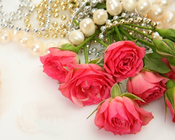 Розы с бусами