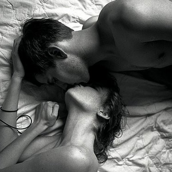 Страстный утренний поцелуй