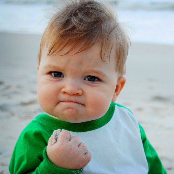 Малыш показывает кулак