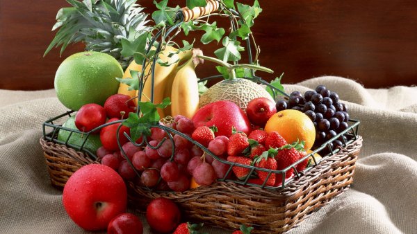 Корзина с фруктами на столе