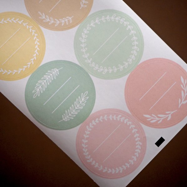 Круглые наклейки на конверт