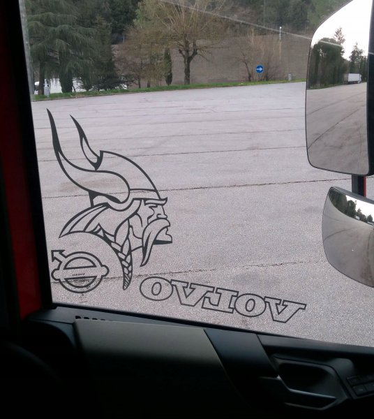 Наклейки на Вольво fh13 на стекло