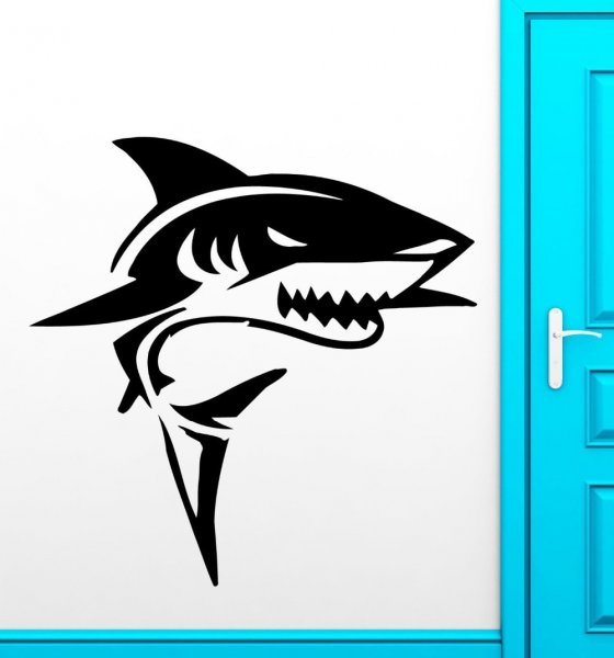Марка одежды с наклейкой акулы