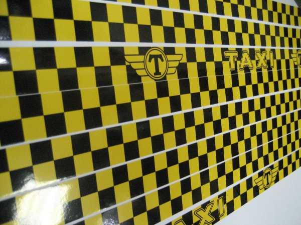 Наклейка шашки на такси