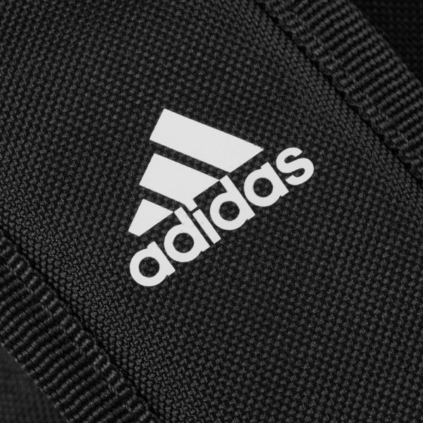 Фирменный знак адидас